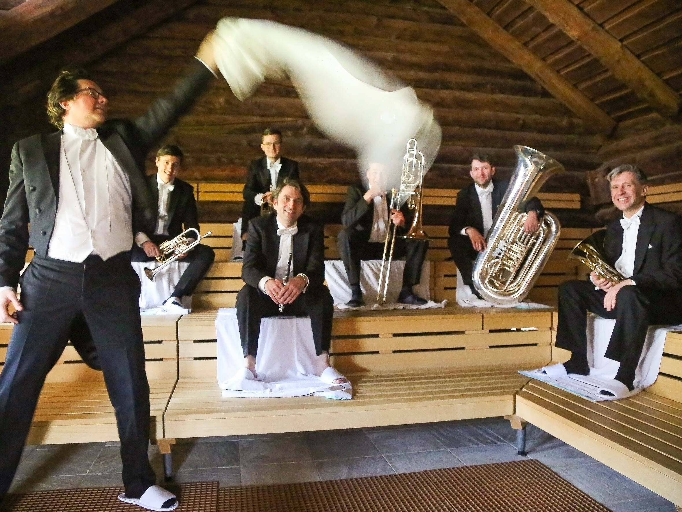 Musiker der Sächsischen Bläserphilharmonie in der Blockhaussauna im HEIDE SPA