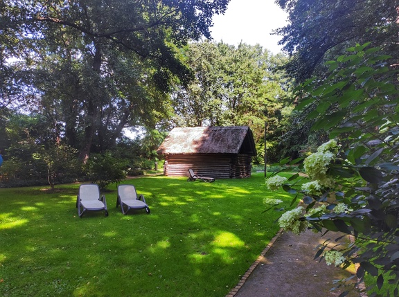 Liegen im Garten der Sinne mit Slawenhütte 