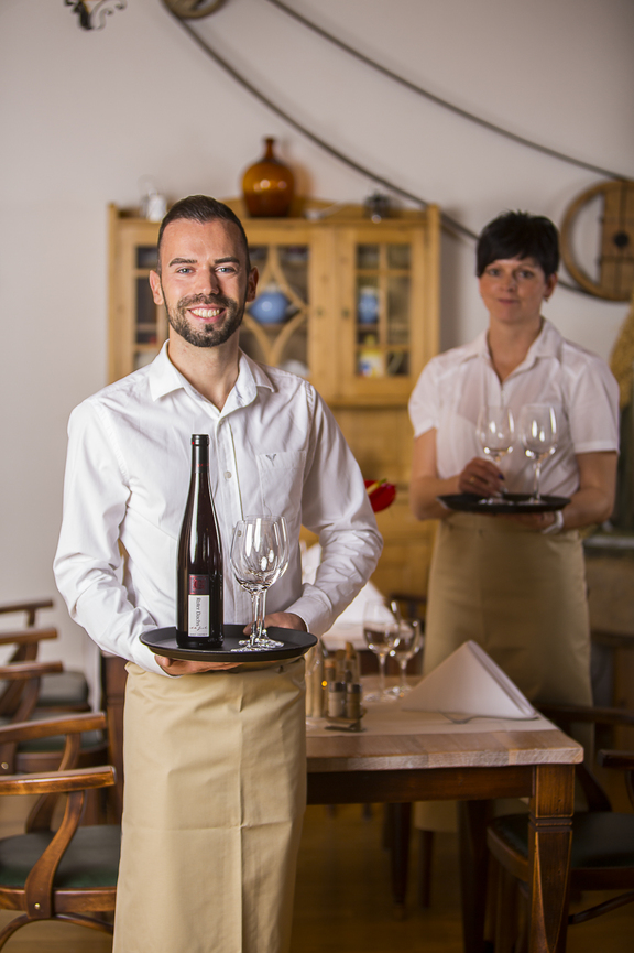 Mitarbeiter servieren Wein im Restaurant Mühlenstube im HEIDE SPA