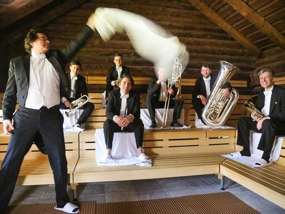 Musiker der Sächsischen Bläserphilharmonie in der Blockhaussauna im HEIDE SPA