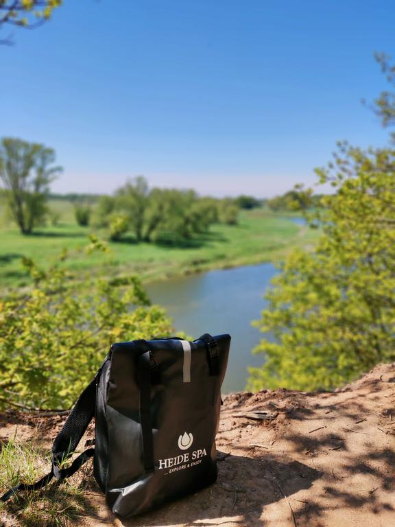 Rotes Ufer mit Rucksack im Vordergrund