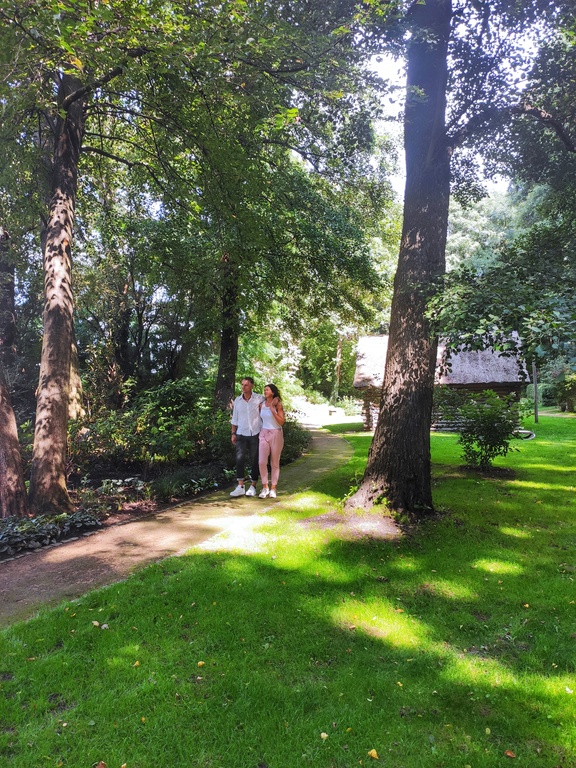 Pärchen spaziert durch den Garten der Sinne 