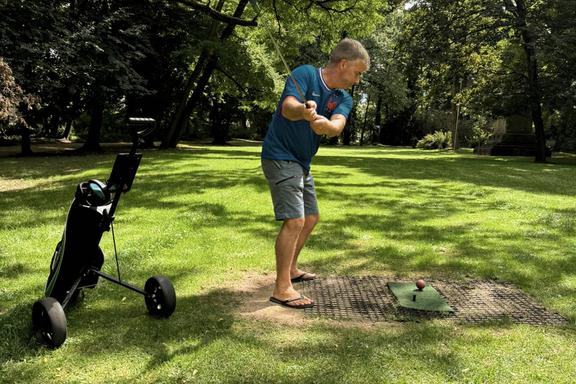 Spieler beim Supa-Golf Ein Mann spielt Supa-Golf im Kurpark und schwingt den Schläger.