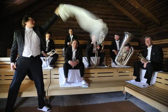 Musiker der Sächsischen Bläserphilharmonie in der Blockhaussauna im HEIDE SPA